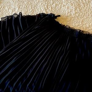 Great black skirt look, pants pleated cacktail, party